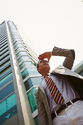 포토 JPG 주간 서양인 외국인 백인 해외기획촬영 라이프스타일 남자 중년 50대 비즈니스 모션 중년라이프 2014년태국 한명 서기 사람 정장 손짓 상반신 성인 야외 건물 앞모습 관찰 비즈니스맨 남자만 남자한명만 성인남자만 성인한명만 성인남자한명만 중년만 중년남자만 중년남자한명만 성인만 국내포토 자연요소 1 건축물 옷 뷰포인트 인종 생활 직장인 파일형식