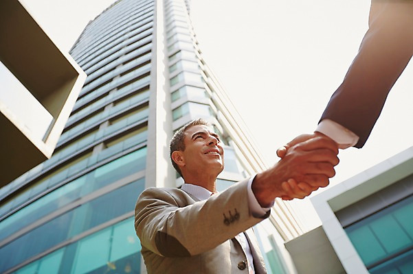 포토 JPG 주간 서양인 외국인 백인 해외기획촬영 라이프스타일 남자 중년 50대 비즈니스 모션 중년라이프 악수 2014년태국 서기 미소 사람 정장 상반신 성인 야외 두명 건물 앞모습 인사 비즈니스맨 남자만 성인남자만 중년만 중년남자만 성인만 국내포토 자연요소 건축물 옷 뷰포인트 표정 인종 손짓 생활 예절 직장인 파일형식