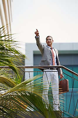 포토 JPG 주간 전신 서양인 외국인 나무 백인 해외기획촬영 라이프스타일 남자 중년 50대 서류가방 비즈니스 모션 중년라이프 2014년태국 한명 서기 들기 사람 정장 손짓 성인 야외 건물 앞모습 가리킴 비즈니스맨 지시 남자만 남자한명만 성인남자만 성인한명만 성인남자한명만 중년만 중년남자만 중년남자한명만 성인만 국내포토 자연요소 식물 1 건축물 옷 뷰포인트 가방 인종 생활 직장인 파일형식