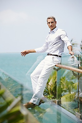 포토 JPG 주간 전신 서양인 외국인 백인 해외기획촬영 라이프스타일 남자 여유 중년 50대 비즈니스 모션 중년라이프 휴식 2014년태국 한명 서기 사람 정장 손짓 성인 야외 옆모습 기댐 비즈니스맨 남자만 남자한명만 성인남자만 성인한명만 성인남자한명만 중년만 중년남자만 중년남자한명만 성인만 국내포토 자연요소 1 옷 감정 뷰포인트 컨셉 인종 생활 직장인 파일형식