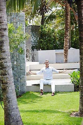 포토 JPG 주간 전신 서양인 외국인 나무 백인 해외기획촬영 라이프스타일 남자 여유 중년 50대 비즈니스 모션 중년라이프 팔벌리기 휴식 2014년태국 한명 사람 앉기 정장 손짓 성인 야외 앞모습 비즈니스맨 남자만 남자한명만 성인남자만 성인한명만 성인남자한명만 중년만 중년남자만 중년남자한명만 성인만 국내포토 자연요소 식물 1 옷 감정 뷰포인트 컨셉 인종 생활 직장인 파일형식