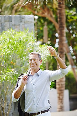 포토 JPG 주간 서양인 외국인 나무 백인 해외기획촬영 라이프스타일 남자 여유 중년 50대 비즈니스 모션 중년라이프 휴식 2014년태국 한명 서기 미소 들기 사람 정장 손짓 상반신 성인 야외 앞모습 재킷 비즈니스맨 손인사 남자만 남자한명만 성인남자만 성인한명만 성인남자한명만 중년만 중년남자만 중년남자한명만 성인만 국내포토 자연요소 식물 1 옷 감정 뷰포인트 컨셉 표정 인종 생활 외투 인사 직장인 파일형식