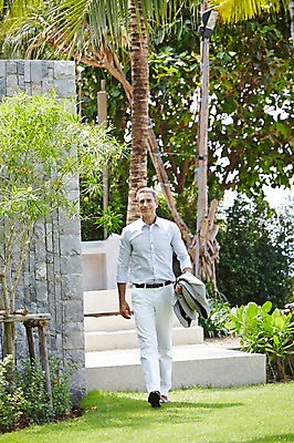 포토 JPG 주간 전신 서양인 외국인 나무 백인 해외기획촬영 라이프스타일 남자 여유 중년 50대 비즈니스 모션 중년라이프 휴식 2014년태국 한명 미소 사람 정장 성인 야외 앞모습 걷기 비즈니스맨 남자만 남자한명만 성인남자만 성인한명만 성인남자한명만 중년만 중년남자만 중년남자한명만 성인만 국내포토 자연요소 식물 1 옷 감정 뷰포인트 컨셉 표정 인종 생활 직장인 파일형식