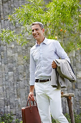 포토 JPG 주간 서양인 외국인 나무 백인 해외기획촬영 라이프스타일 남자 여유 중년 50대 서류가방 비즈니스 모션 중년라이프 휴식 2014년태국 한명 미소 들기 사람 정장 상반신 성인 야외 앞모습 걷기 재킷 비즈니스맨 남자만 남자한명만 성인남자만 성인한명만 성인남자한명만 중년만 중년남자만 중년남자한명만 성인만 국내포토 자연요소 식물 1 옷 감정 뷰포인트 컨셉 가방 표정 인종 생활 외투 직장인 파일형식