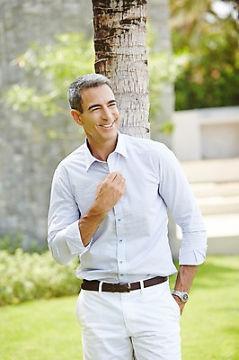 포토 JPG 주간 서양인 외국인 나무 백인 해외기획촬영 라이프스타일 남자 여유 중년 50대 비즈니스 모션 중년라이프 휴식 2014년태국 한명 서기 미소 사람 정장 상반신 성인 야외 앞모습 비즈니스맨 남자만 남자한명만 성인남자만 성인한명만 성인남자한명만 중년만 중년남자만 중년남자한명만 성인만 국내포토 자연요소 식물 1 옷 감정 뷰포인트 컨셉 표정 인종 생활 직장인 파일형식
