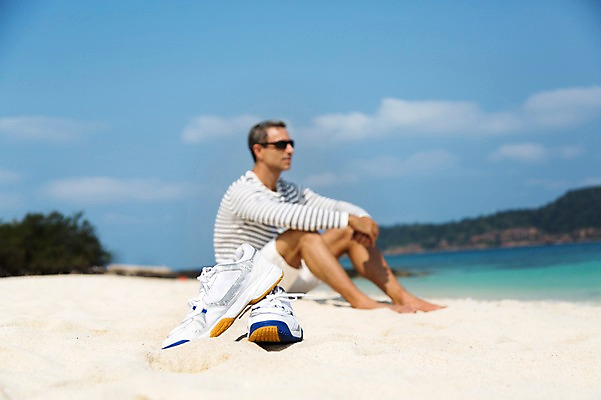 포토 JPG 주간 전신 서양인 외국인 백인 해외기획촬영 라이프스타일 남자 여유 바다 40대 중년 운동화 모션 중년라이프 휴식 2014년태국 한명 사람 앉기 성인 해변 야외 옆모습 모래사장 선글라스 자유 남자만 남자한명만 성인남자만 성인한명만 성인남자한명만 중년만 중년남자만 중년남자한명만 성인만 국내포토 자연요소 1 감정 안경 뷰포인트 신발 컨셉 인종 생활 파일형식