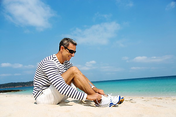 포토 JPG 주간 전신 서양인 외국인 백인 해외기획촬영 라이프스타일 남자 여유 바다 40대 중년 운동화 모션 중년라이프 휴식 2014년태국 한명 미소 사람 앉기 성인 해변 야외 옆모습 모래사장 선글라스 자유 묶기 신발끈 남자만 남자한명만 성인남자만 성인한명만 성인남자한명만 중년만 중년남자만 중년남자한명만 성인만 국내포토 자연요소 1 감정 안경 뷰포인트 신발 컨셉 표정 인종 생활 파일형식