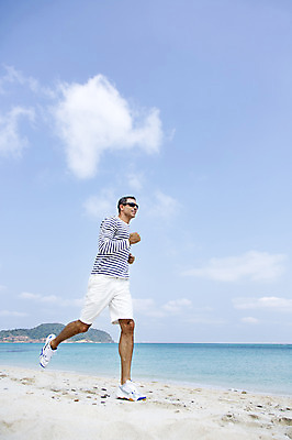 포토 JPG 주간 전신 서양인 외국인 백인 구름 해외기획촬영 라이프스타일 남자 여유 바다 40대 중년 모션 중년라이프 하늘 휴식 2014년태국 한명 사람 성인 해변 야외 옆모습 모래사장 선글라스 달리기 조깅 운동 자유 남자만 남자한명만 성인남자만 성인한명만 성인남자한명만 중년만 중년남자만 중년남자한명만 성인만 국내포토 자연요소 1 감정 안경 뷰포인트 컨셉 건강 인종 생활 파일형식