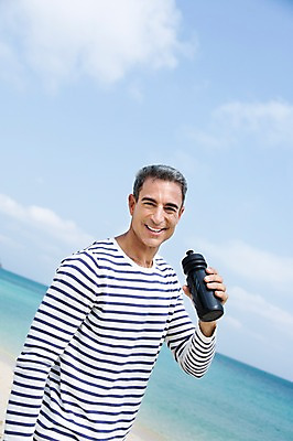 포토 JPG 주간 서양인 외국인 백인 해외기획촬영 라이프스타일 남자 여유 바다 40대 중년 모션 중년라이프 휴식 2014년태국 한명 미소 들기 사람 상반신 성인 해변 야외 앞모습 모래사장 자유 물통 남자만 남자한명만 성인남자만 성인한명만 성인남자한명만 중년만 중년남자만 중년남자한명만 성인만 국내포토 자연요소 1 감정 뷰포인트 컨셉 표정 인종 생활 파일형식