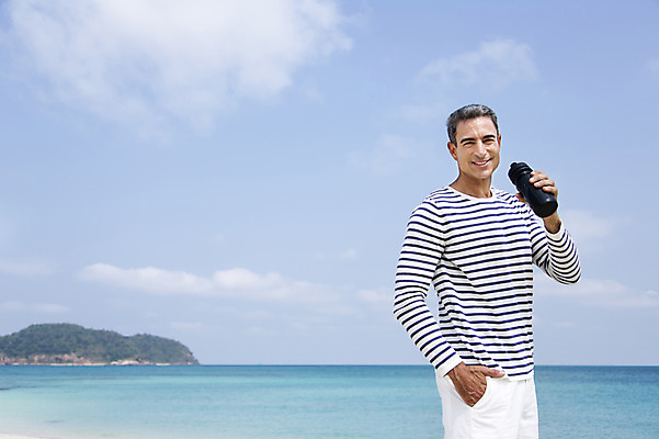 포토 JPG 주간 서양인 외국인 백인 해외기획촬영 라이프스타일 남자 여유 바다 40대 중년 모션 중년라이프 휴식 2014년태국 한명 서기 미소 들기 사람 상반신 성인 해변 야외 앞모습 모래사장 자유 물통 남자만 남자한명만 성인남자만 성인한명만 성인남자한명만 중년만 중년남자만 중년남자한명만 성인만 국내포토 자연요소 1 감정 뷰포인트 컨셉 표정 인종 생활 파일형식