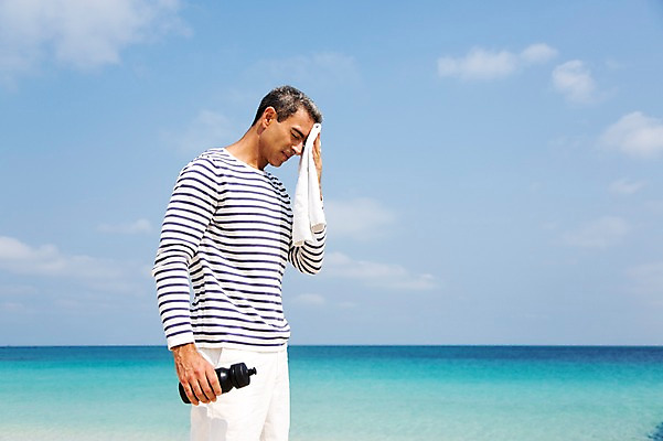 포토 JPG 주간 서양인 외국인 백인 해외기획촬영 라이프스타일 남자 여유 바다 40대 중년 모션 중년라이프 휴식 2014년태국 한명 서기 들기 사람 상반신 성인 해변 야외 옆모습 수건 모래사장 자유 물통 땀 닦기 남자만 남자한명만 성인남자만 성인한명만 성인남자한명만 중년만 중년남자만 중년남자한명만 성인만 국내포토 자연요소 1 감정 뷰포인트 컨셉 인종 생활 위생용품 파일형식