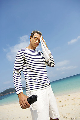 포토 JPG 주간 서양인 외국인 백인 해외기획촬영 라이프스타일 남자 여유 바다 40대 중년 모션 중년라이프 휴식 2014년태국 한명 서기 들기 사람 상반신 성인 해변 야외 앞모습 수건 모래사장 자유 물통 땀 닦기 남자만 남자한명만 성인남자만 성인한명만 성인남자한명만 중년만 중년남자만 중년남자한명만 성인만 국내포토 자연요소 1 감정 뷰포인트 컨셉 인종 생활 위생용품 파일형식