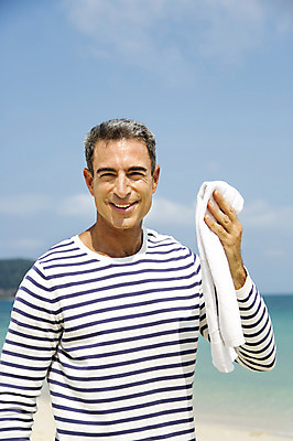 포토 JPG 주간 서양인 외국인 백인 해외기획촬영 라이프스타일 남자 여유 바다 40대 중년 모션 중년라이프 휴식 2014년태국 한명 서기 미소 들기 사람 상반신 성인 해변 야외 앞모습 수건 모래사장 자유 남자만 남자한명만 성인남자만 성인한명만 성인남자한명만 중년만 중년남자만 중년남자한명만 성인만 국내포토 자연요소 1 감정 뷰포인트 컨셉 표정 인종 생활 위생용품 파일형식