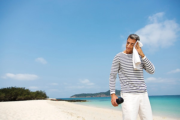 포토 JPG 주간 서양인 외국인 백인 해외기획촬영 라이프스타일 남자 여유 바다 40대 중년 모션 중년라이프 휴식 2014년태국 한명 서기 들기 사람 상반신 성인 해변 야외 앞모습 수건 모래사장 자유 물통 땀 닦기 남자만 남자한명만 성인남자만 성인한명만 성인남자한명만 중년만 중년남자만 중년남자한명만 성인만 국내포토 자연요소 1 감정 뷰포인트 컨셉 인종 생활 위생용품 파일형식