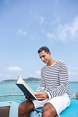 포토 JPG 주간 서양인 외국인 백인 해외기획촬영 라이프스타일 남자 여유 바다 40대 중년 모션 중년라이프 2014년태국 한명 미소 들기 사람 앉기 상반신 성인 해변 야외 앞모습 책 독서 자유 즐거움 선박 남자만 남자한명만 성인남자만 성인한명만 성인남자한명만 중년만 중년남자만 중년남자한명만 성인만 국내포토 자연요소 1 감정 뷰포인트 컨셉 수상교통 표정 인종 생활 파일형식