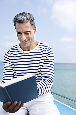 포토 JPG 주간 서양인 외국인 백인 해외기획촬영 라이프스타일 남자 여유 바다 40대 중년 모션 중년라이프 2014년태국 한명 미소 들기 사람 앉기 상반신 성인 해변 야외 앞모습 책 독서 자유 즐거움 선박 남자만 남자한명만 성인남자만 성인한명만 성인남자한명만 중년만 중년남자만 중년남자한명만 성인만 국내포토 자연요소 1 감정 뷰포인트 컨셉 수상교통 표정 인종 생활 파일형식