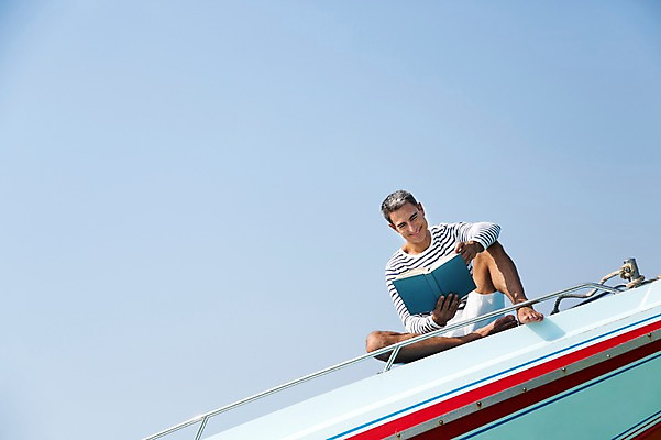 포토 JPG 주간 전신 서양인 외국인 백인 해외기획촬영 라이프스타일 남자 여유 바다 40대 중년 모션 중년라이프 2014년태국 한명 들기 사람 앉기 성인 해변 야외 앞모습 책 독서 자유 읽기 즐거움 선박 남자만 남자한명만 성인남자만 성인한명만 성인남자한명만 중년만 중년남자만 중년남자한명만 성인만 국내포토 자연요소 1 감정 뷰포인트 컨셉 수상교통 인종 생활 파일형식