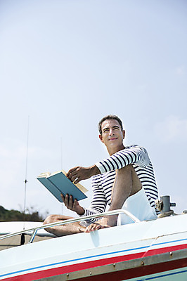포토 JPG 주간 전신 서양인 외국인 백인 해외기획촬영 라이프스타일 응시 남자 여유 바다 40대 중년 모션 중년라이프 2014년태국 한명 들기 사람 앉기 성인 해변 야외 앞모습 옆모습 책 독서 자유 읽기 즐거움 선박 남자만 남자한명만 성인남자만 성인한명만 성인남자한명만 중년만 중년남자만 중년남자한명만 성인만 국내포토 자연요소 1 시선 감정 뷰포인트 컨셉 수상교통 인종 생활 파일형식