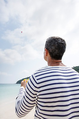 포토 JPG 주간 서양인 외국인 백인 해외기획촬영 라이프스타일 남자 여유 바다 40대 중년 모션 중년라이프 휴식 2014년태국 한명 서기 사람 상반신 성인 해변 야외 뒷모습 모래사장 자유 연 연날리기 남자만 남자한명만 성인남자만 성인한명만 성인남자한명만 중년만 중년남자만 중년남자한명만 성인만 국내포토 자연요소 1 감정 뷰포인트 컨셉 인종 생활 놀이용품 전통놀이 파일형식