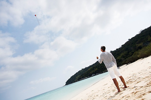 포토 JPG 주간 전신 서양인 외국인 백인 해외기획촬영 라이프스타일 남자 여유 바다 40대 중년 모션 중년라이프 휴식 2014년태국 한명 서기 사람 성인 해변 야외 뒷모습 모래사장 자유 연 연날리기 남자만 남자한명만 성인남자만 성인한명만 성인남자한명만 중년만 중년남자만 중년남자한명만 성인만 국내포토 자연요소 1 감정 뷰포인트 컨셉 인종 생활 놀이용품 전통놀이 파일형식