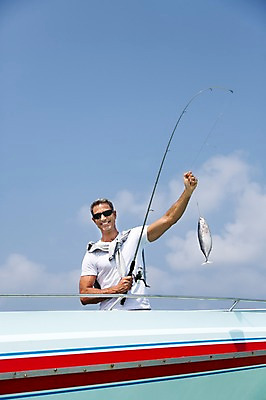 포토 JPG 주간 서양인 외국인 백인 해외기획촬영 라이프스타일 남자 여유 바다 40대 중년 모션 중년라이프 낚시 2014년태국 어류 한명 서기 미소 들기 사람 상반신 성인 해변 야외 앞모습 선글라스 자유 낚싯대 즐거움 선박 남자만 남자한명만 성인남자만 성인한명만 성인남자한명만 중년만 중년남자만 중년남자한명만 성인만 국내포토 자연요소 1 감정 안경 뷰포인트 컨셉 수상교통 레저 표정 인종 생활 수중동물 낚시용품 파일형식