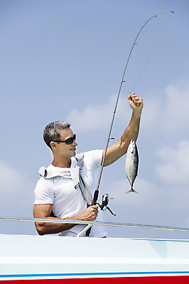 포토 JPG 주간 서양인 외국인 백인 해외기획촬영 라이프스타일 남자 여유 바다 40대 중년 모션 중년라이프 낚시 2014년태국 어류 한명 서기 들기 사람 상반신 성인 해변 야외 옆모습 선글라스 자유 낚싯대 즐거움 월척 선박 남자만 남자한명만 성인남자만 성인한명만 성인남자한명만 중년만 중년남자만 중년남자한명만 성인만 국내포토 자연요소 1 감정 안경 뷰포인트 컨셉 수상교통 레저 인종 생활 수중동물 낚시용품 파일형식