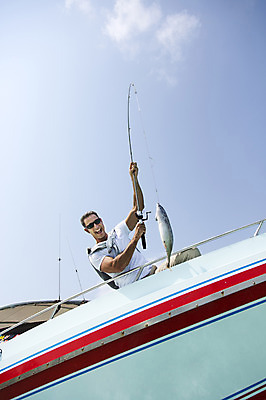 포토 JPG 주간 서양인 외국인 백인 해외기획촬영 라이프스타일 남자 여유 바다 40대 중년 모션 중년라이프 낚시 2014년태국 어류 한명 서기 미소 들기 사람 상반신 성인 해변 야외 앞모습 선글라스 자유 낚싯대 즐거움 월척 선박 남자만 남자한명만 성인남자만 성인한명만 성인남자한명만 중년만 중년남자만 중년남자한명만 성인만 국내포토 자연요소 1 감정 안경 뷰포인트 컨셉 수상교통 레저 표정 인종 생활 수중동물 낚시용품 파일형식