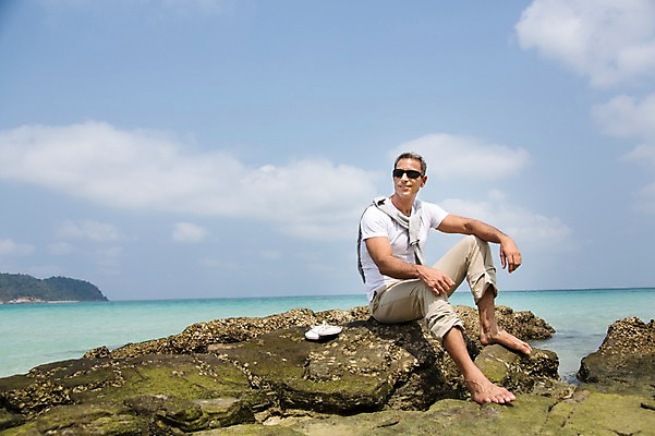 포토 JPG 주간 전신 서양인 외국인 백인 해외기획촬영 라이프스타일 남자 여유 바다 40대 중년 모션 중년라이프 휴식 2014년태국 한명 사람 앉기 성인 해변 야외 앞모습 선글라스 자유 돌_바위 쪼리 남자만 남자한명만 성인남자만 성인한명만 성인남자한명만 중년만 중년남자만 중년남자한명만 성인만 국내포토 자연요소 1 감정 안경 뷰포인트 컨셉 인종 생활 샌들 파일형식