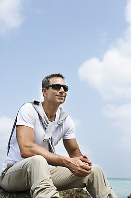 포토 JPG 주간 서양인 외국인 백인 해외기획촬영 라이프스타일 남자 여유 바다 40대 중년 모션 중년라이프 휴식 2014년태국 한명 미소 사람 앉기 상반신 성인 해변 야외 앞모습 선글라스 자유 돌_바위 남자만 남자한명만 성인남자만 성인한명만 성인남자한명만 중년만 중년남자만 중년남자한명만 성인만 국내포토 자연요소 1 감정 안경 뷰포인트 컨셉 표정 인종 생활 파일형식
