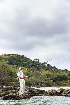 포토 JPG 주간 전신 서양인 외국인 나무 백인 해외기획촬영 라이프스타일 남자 여유 바다 40대 중년 모션 중년라이프 낚시 2014년태국 한명 서기 들기 사람 성인 해변 야외 앞모습 선글라스 자유 돌_바위 낚싯대 숲 즐거움 남자만 남자한명만 성인남자만 성인한명만 성인남자한명만 중년만 중년남자만 중년남자한명만 성인만 국내포토 자연요소 식물 1 감정 안경 뷰포인트 컨셉 레저 인종 생활 낚시용품 파일형식