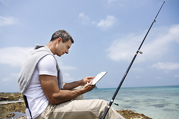 포토 JPG 주간 서양인 외국인 백인 해외기획촬영 라이프스타일 남자 여유 바다 40대 중년 모션 중년라이프 낚시 2014년태국 한명 들기 사람 앉기 상반신 성인 해변 야외 옆모습 책 독서 자유 돌_바위 낚싯대 즐거움 낚시의자 남자만 남자한명만 성인남자만 성인한명만 성인남자한명만 중년만 중년남자만 중년남자한명만 성인만 국내포토 자연요소 1 감정 뷰포인트 컨셉 의자 레저 인종 생활 낚시용품 파일형식