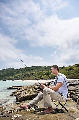 포토 JPG 주간 전신 서양인 외국인 백인 해외기획촬영 라이프스타일 남자 여유 바다 40대 중년 모션 중년라이프 낚시 2014년태국 한명 들기 사람 앉기 성인 해변 야외 옆모습 자유 돌_바위 낚싯대 즐거움 낚시의자 남자만 남자한명만 성인남자만 성인한명만 성인남자한명만 중년만 중년남자만 중년남자한명만 성인만 국내포토 자연요소 1 감정 뷰포인트 컨셉 의자 레저 인종 생활 낚시용품 파일형식