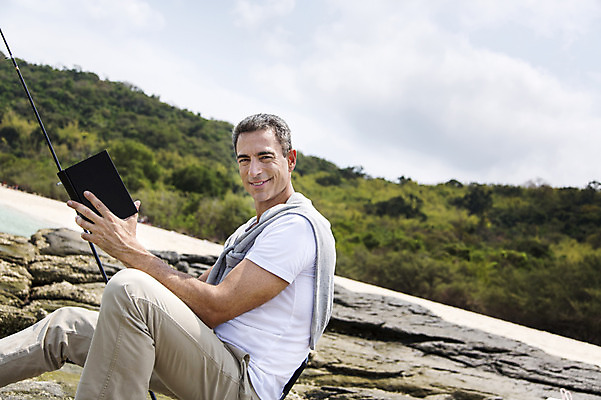 포토 JPG 주간 서양인 외국인 백인 해외기획촬영 라이프스타일 남자 여유 바다 40대 중년 모션 중년라이프 2014년태국 한명 미소 들기 사람 앉기 상반신 성인 해변 야외 옆모습 책 독서 자유 돌_바위 낚싯대 즐거움 낚시의자 남자만 남자한명만 성인남자만 성인한명만 성인남자한명만 중년만 중년남자만 중년남자한명만 성인만 국내포토 자연요소 1 감정 뷰포인트 컨셉 의자 표정 인종 생활 낚시용품 파일형식