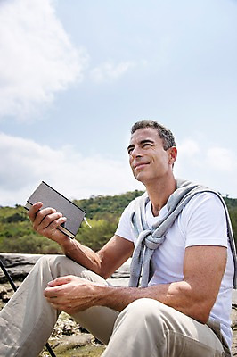 포토 JPG 주간 서양인 외국인 백인 해외기획촬영 라이프스타일 남자 여유 바다 40대 중년 모션 중년라이프 2014년태국 한명 미소 들기 사람 앉기 상반신 성인 해변 야외 앞모습 책 독서 자유 낚싯대 즐거움 낚시의자 남자만 남자한명만 성인남자만 성인한명만 성인남자한명만 중년만 중년남자만 중년남자한명만 성인만 국내포토 자연요소 1 감정 뷰포인트 컨셉 의자 표정 인종 생활 낚시용품 파일형식
