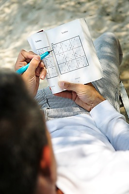 포토 JPG 주간 전신 서양인 외국인 백인 해외기획촬영 라이프스타일 남자 여유 바다 40대 중년 모션 중년라이프 휴식 2014년태국 한명 들기 사람 성인 해변 야외 앞모습 모래사장 눕기 볼펜 자유 비치베드 스도쿠 남자만 남자한명만 성인남자만 성인한명만 성인남자한명만 중년만 중년남자만 중년남자한명만 성인만 국내포토 자연요소 1 감정 뷰포인트 컨셉 인종 생활 펜 파일형식