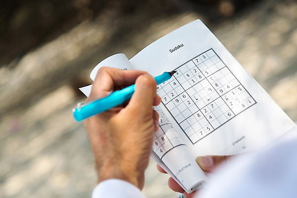 포토 JPG 주간 서양인 외국인 백인 해외기획촬영 라이프스타일 손 남자 여유 바다 40대 중년 모션 중년라이프 휴식 2014년태국 한명 들기 사람 성인 해변 야외 눕기 볼펜 자유 비치베드 스도쿠 남자만 남자한명만 성인남자만 성인한명만 성인남자한명만 중년만 중년남자만 중년남자한명만 성인만 국내포토 자연요소 1 감정 컨셉 인종 생활 신체부위 펜 파일형식
