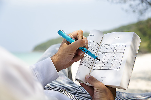포토 JPG 주간 서양인 외국인 백인 해외기획촬영 라이프스타일 남자 여유 바다 40대 중년 모션 중년라이프 휴식 2014년태국 한명 들기 사람 상반신 성인 해변 야외 앞모습 모래사장 눕기 볼펜 자유 스도쿠 남자만 남자한명만 성인남자만 성인한명만 성인남자한명만 중년만 중년남자만 중년남자한명만 성인만 국내포토 자연요소 1 감정 뷰포인트 컨셉 인종 생활 펜 파일형식