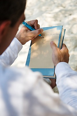 포토 JPG 주간 서양인 외국인 백인 해외기획촬영 라이프스타일 남자 여유 바다 40대 중년 모션 중년라이프 휴식 2014년태국 한명 들기 사람 앉기 상반신 성인 해변 야외 뒷모습 모래사장 펜 자유 그늘 남자만 남자한명만 성인남자만 성인한명만 성인남자한명만 중년만 중년남자만 중년남자한명만 성인만 국내포토 자연요소 1 감정 뷰포인트 컨셉 인종 생활 필기구 파일형식