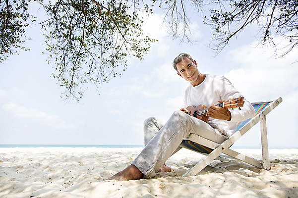 포토 JPG 주간 전신 서양인 외국인 나무 백인 해외기획촬영 라이프스타일 남자 여유 음악 바다 40대 중년 연주 모션 중년라이프 휴식 2014년태국 한명 미소 들기 사람 앉기 성인 해변 야외 앞모습 자유 그늘 우쿨렐레 비치베드 남자만 남자한명만 성인남자만 성인한명만 성인남자한명만 중년만 중년남자만 중년남자한명만 성인만 국내포토 자연요소 식물 1 감정 뷰포인트 컨셉 현악기 문화예술 표정 인종 생활 파일형식