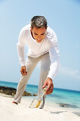 포토 JPG 주간 전신 서양인 외국인 백인 해외기획촬영 라이프스타일 남자 여유 바다 40대 중년 모션 중년라이프 휴식 2014년태국 한명 서기 미소 사람 성인 해변 야외 앞모습 모래사장 자유 편지 발견 유리병편지 남자만 남자한명만 성인남자만 성인한명만 성인남자한명만 중년만 중년남자만 중년남자한명만 성인만 국내포토 자연요소 1 감정 뷰포인트 컨셉 표정 인종 생활 파일형식