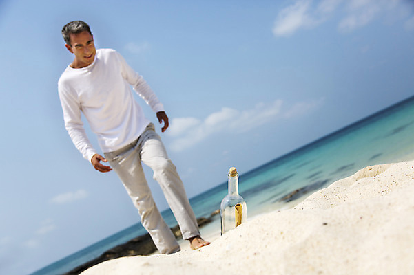 포토 JPG 주간 전신 서양인 외국인 백인 해외기획촬영 라이프스타일 남자 여유 바다 40대 중년 모션 중년라이프 휴식 2014년태국 한명 미소 사람 성인 해변 야외 앞모습 모래사장 걷기 자유 편지 발견 유리병편지 남자만 남자한명만 성인남자만 성인한명만 성인남자한명만 중년만 중년남자만 중년남자한명만 성인만 국내포토 자연요소 1 감정 뷰포인트 컨셉 표정 인종 생활 파일형식