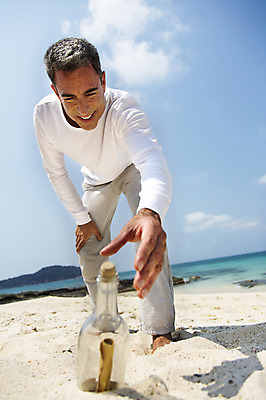 포토 JPG 주간 전신 서양인 외국인 백인 해외기획촬영 라이프스타일 남자 여유 바다 40대 중년 모션 중년라이프 휴식 2014년태국 한명 서기 미소 사람 성인 해변 야외 앞모습 모래사장 자유 편지 발견 유리병편지 남자만 남자한명만 성인남자만 성인한명만 성인남자한명만 중년만 중년남자만 중년남자한명만 성인만 국내포토 자연요소 1 감정 뷰포인트 컨셉 표정 인종 생활 파일형식