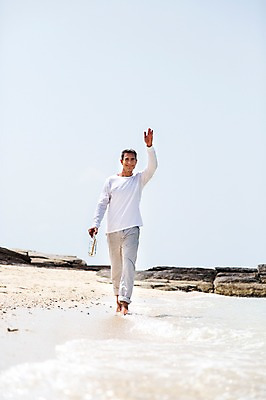 포토 JPG 주간 전신 서양인 외국인 백인 해외기획촬영 라이프스타일 남자 여유 바다 40대 중년 모션 중년라이프 휴식 2014년태국 한명 들기 사람 손짓 성인 해변 야외 앞모습 모래사장 걷기 자유 인사 편지 유리병편지 남자만 남자한명만 성인남자만 성인한명만 성인남자한명만 중년만 중년남자만 중년남자한명만 성인만 국내포토 자연요소 1 감정 뷰포인트 컨셉 인종 생활 예절 파일형식