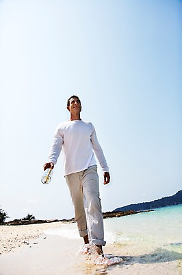 포토 JPG 주간 전신 서양인 외국인 백인 해외기획촬영 라이프스타일 남자 여유 바다 40대 중년 모션 중년라이프 휴식 2014년태국 한명 미소 들기 사람 성인 해변 야외 앞모습 모래사장 걷기 자유 편지 유리병편지 남자만 남자한명만 성인남자만 성인한명만 성인남자한명만 중년만 중년남자만 중년남자한명만 성인만 국내포토 자연요소 1 감정 뷰포인트 컨셉 표정 인종 생활 파일형식