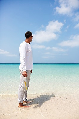 포토 JPG 주간 전신 서양인 외국인 백인 해외기획촬영 라이프스타일 응시 남자 여유 바다 40대 중년 모션 중년라이프 휴식 2014년태국 한명 서기 들기 사람 성인 해변 야외 옆모습 모래사장 자유 편지 유리병편지 남자만 남자한명만 성인남자만 성인한명만 성인남자한명만 중년만 중년남자만 중년남자한명만 성인만 국내포토 자연요소 1 시선 감정 뷰포인트 컨셉 인종 생활 파일형식