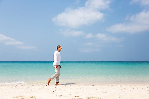 포토 JPG 주간 전신 서양인 외국인 백인 해외기획촬영 라이프스타일 남자 여유 바다 40대 중년 모션 중년라이프 휴식 2014년태국 한명 들기 사람 성인 해변 야외 옆모습 모래사장 걷기 자유 편지 유리병편지 남자만 남자한명만 성인남자만 성인한명만 성인남자한명만 중년만 중년남자만 중년남자한명만 성인만 국내포토 자연요소 1 감정 뷰포인트 컨셉 인종 생활 파일형식