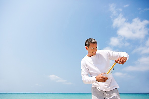 포토 JPG 주간 서양인 외국인 백인 해외기획촬영 라이프스타일 남자 여유 바다 40대 중년 모션 중년라이프 휴식 2014년태국 한명 서기 미소 들기 사람 상반신 성인 해변 야외 앞모습 모래사장 자유 편지 발견 유리병편지 남자만 남자한명만 성인남자만 성인한명만 성인남자한명만 중년만 중년남자만 중년남자한명만 성인만 국내포토 자연요소 1 감정 뷰포인트 컨셉 표정 인종 생활 파일형식