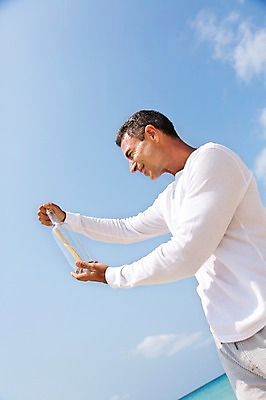 포토 JPG 주간 서양인 외국인 백인 해외기획촬영 라이프스타일 남자 여유 바다 40대 중년 모션 중년라이프 휴식 2014년태국 한명 서기 미소 들기 사람 상반신 성인 해변 야외 옆모습 모래사장 희망 자유 편지 호기심 유리병편지 남자만 남자한명만 성인남자만 성인한명만 성인남자한명만 중년만 중년남자만 중년남자한명만 성인만 국내포토 자연요소 1 감정 뷰포인트 컨셉 표정 인종 생활 파일형식