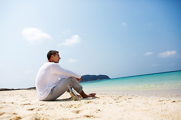 포토 JPG 주간 전신 서양인 외국인 백인 해외기획촬영 라이프스타일 응시 남자 여유 바다 40대 중년 모션 중년라이프 휴식 2014년태국 한명 사람 앉기 성인 해변 야외 옆모습 모래사장 자유 편지 유리병편지 남자만 남자한명만 성인남자만 성인한명만 성인남자한명만 중년만 중년남자만 중년남자한명만 성인만 국내포토 자연요소 1 시선 감정 뷰포인트 컨셉 인종 생활 파일형식