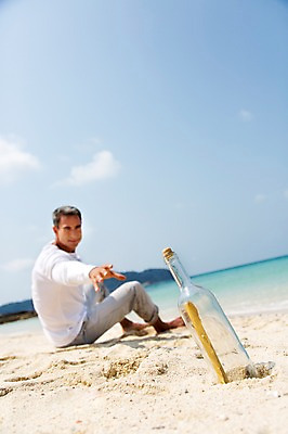 포토 JPG 주간 전신 서양인 외국인 백인 해외기획촬영 라이프스타일 남자 여유 바다 40대 중년 모션 중년라이프 휴식 2014년태국 한명 사람 앉기 성인 해변 야외 옆모습 모래사장 자유 편지 발견 손뻗기 유리병편지 남자만 남자한명만 성인남자만 성인한명만 성인남자한명만 중년만 중년남자만 중년남자한명만 성인만 국내포토 자연요소 1 감정 뷰포인트 컨셉 인종 생활 파일형식